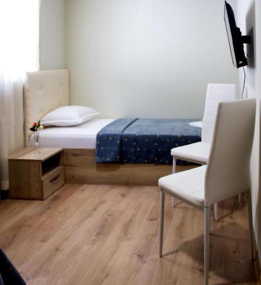 اتاق خانوادگی با چشم‌انداز کوه, Sea View Hills