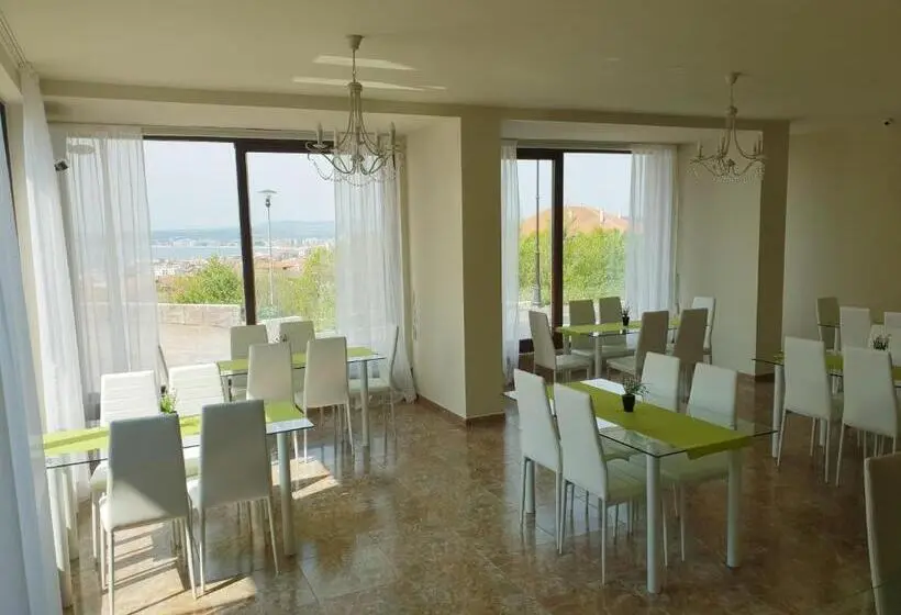 اتاق لوکس با بالکن و چشم‌انداز دریا, Sea View Hills