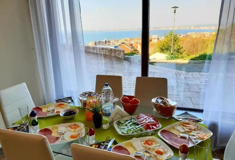 اتاق لوکس با بالکن و چشم‌انداز دریا, Sea View Hills
