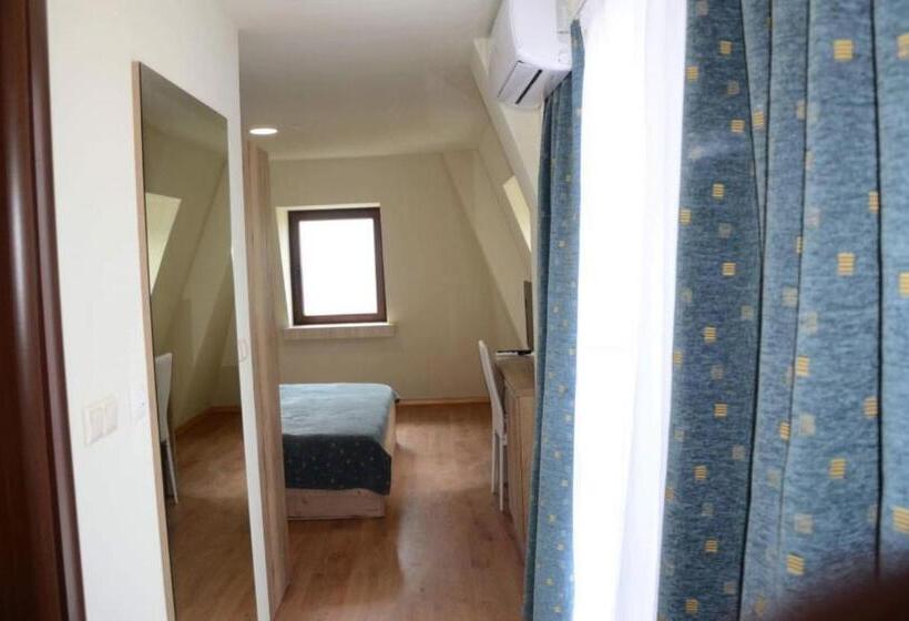 اتاق لوکس با بالکن و چشم‌انداز دریا, Sea View Hills