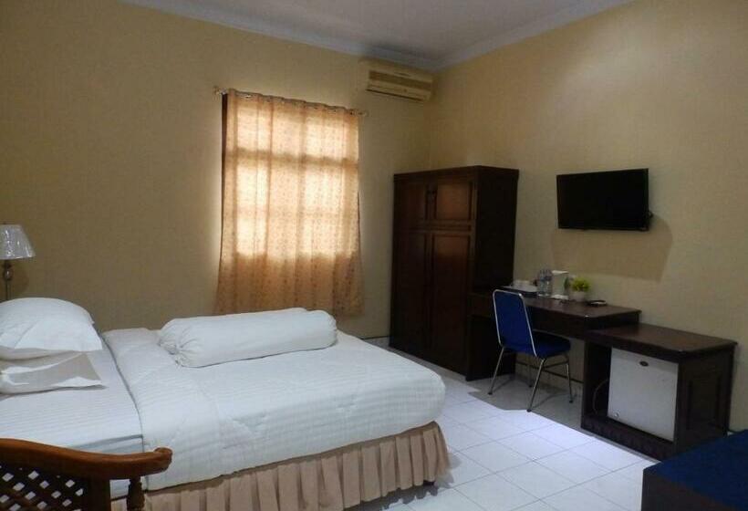 חדר סופריור, Bahari Family