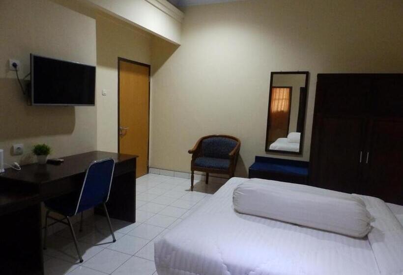 חדר סופריור, Bahari Family