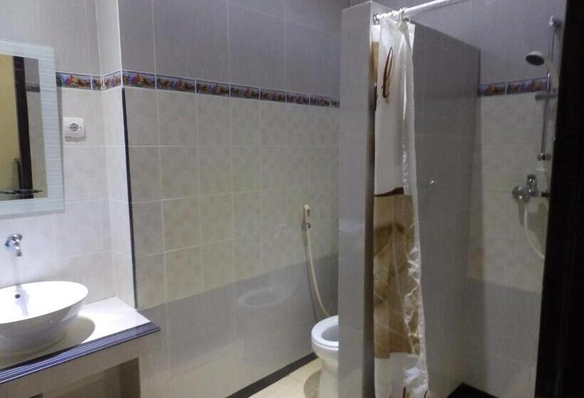 חדר משפחתי, Bahari Family