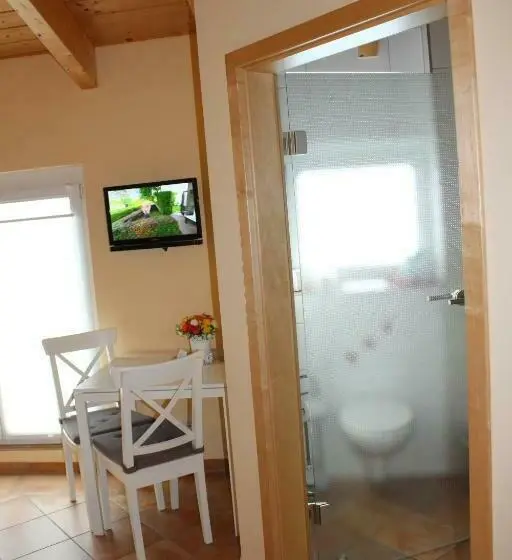 Economy-huone, Mediterraneo