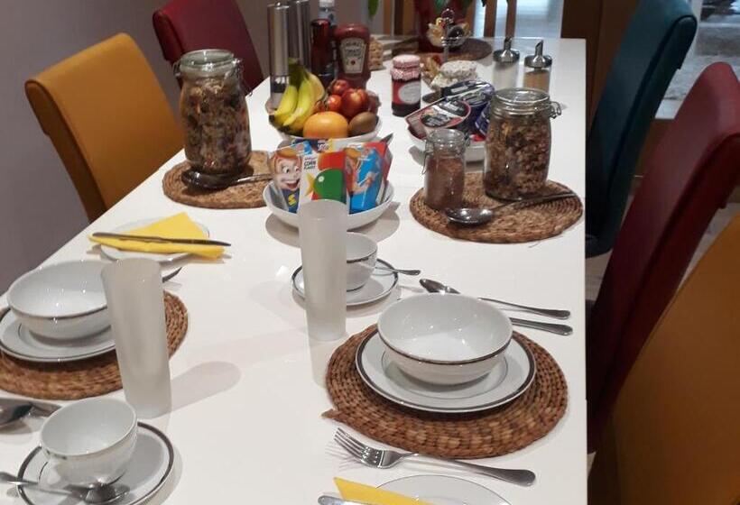 חדר בסיסי, Coast 77 B&b