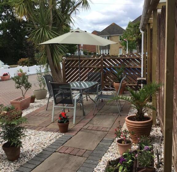 חדר בסיסי, Coast 77 B&b