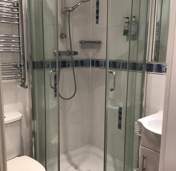 חדר בסיסי, Coast 77 B&b