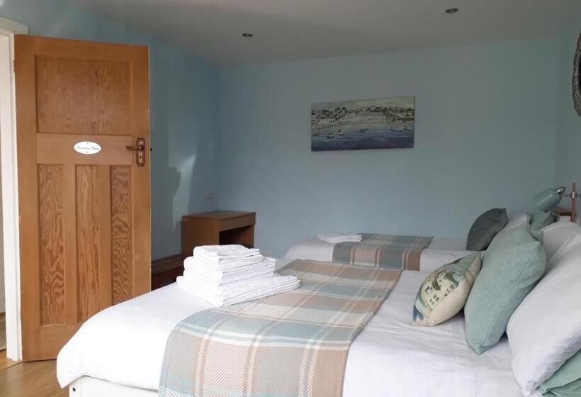 חדר משפחתי, Coast 77 B&b