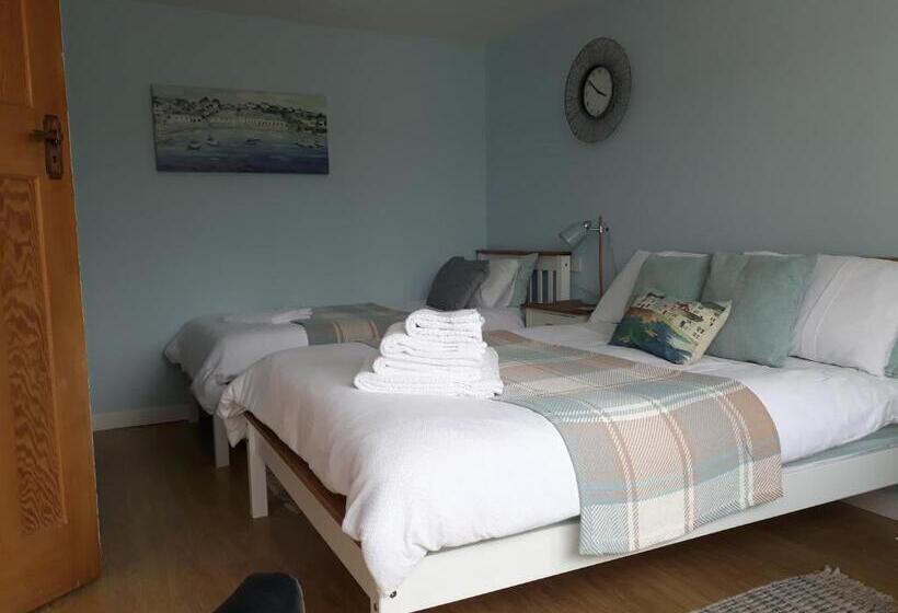 חדר משפחתי, Coast 77 B&b