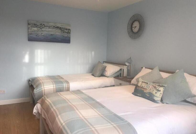 חדר משפחתי, Coast 77 B&b