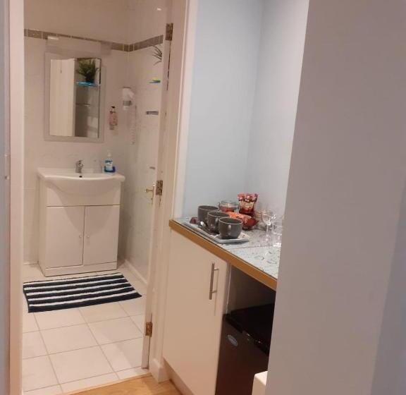 חדר משפחתי, Coast 77 B&b