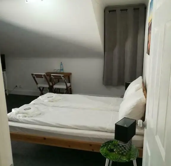Comfort Kolmen Hengen Huone, Royal Guest House Ii