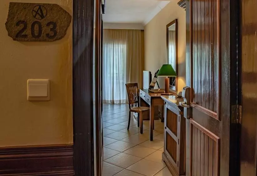 اتاق کلاب, Aanari Hotel & Spa
