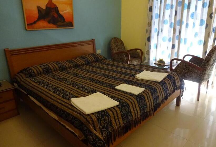 اتاق لوکس, Renzo's Inn