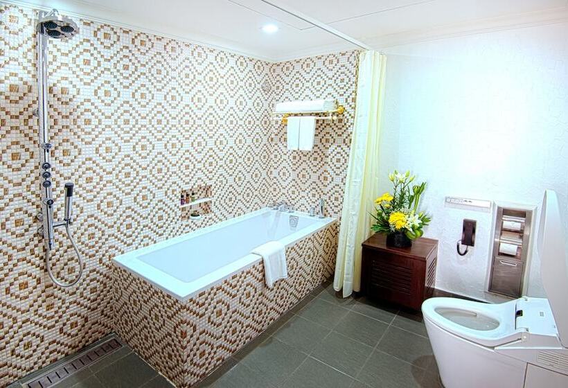 디럭스 스위트, Sterlings Mac