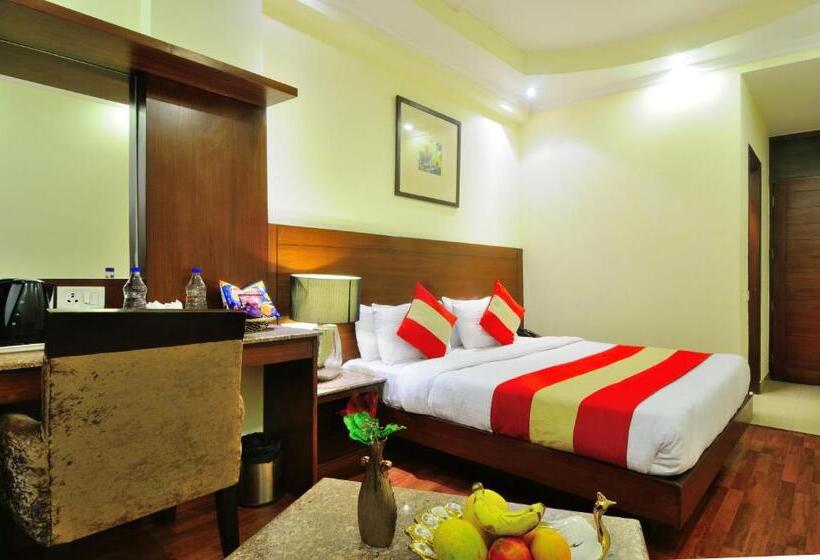 Deluxe Room, The Raj At New Delhi Railway Station