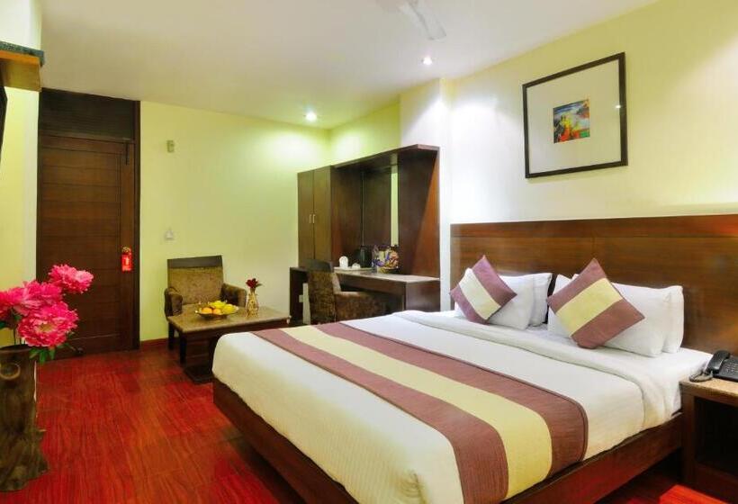 Deluxe Room, The Raj At New Delhi Railway Station