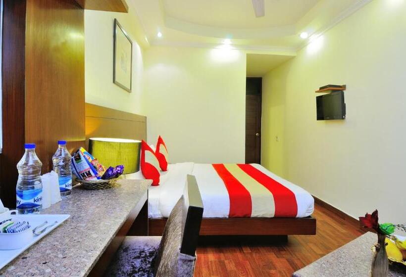 Family Room, The Raj At New Delhi Railway Station