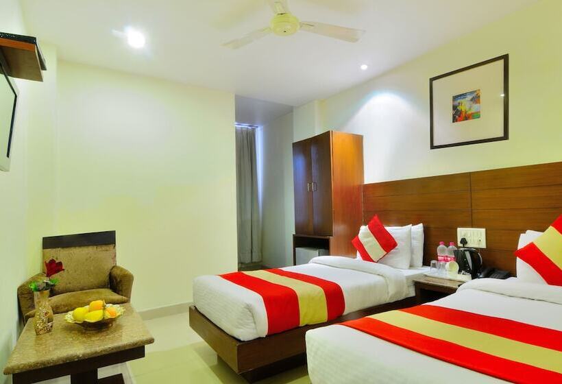 Standard Room, The Raj At New Delhi Railway Station