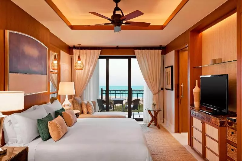 オーシャンビューのプレミアムルーム。, The St. Regis Saadiyat Island Resort, Abu Dhabi