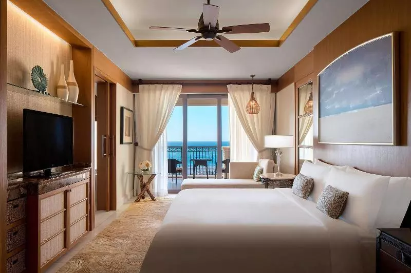 オーシャンビューのプレミアムルーム。, The St. Regis Saadiyat Island Resort, Abu Dhabi