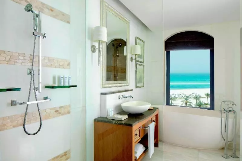 オーシャンビューのプレミアムルーム。, The St. Regis Saadiyat Island Resort, Abu Dhabi