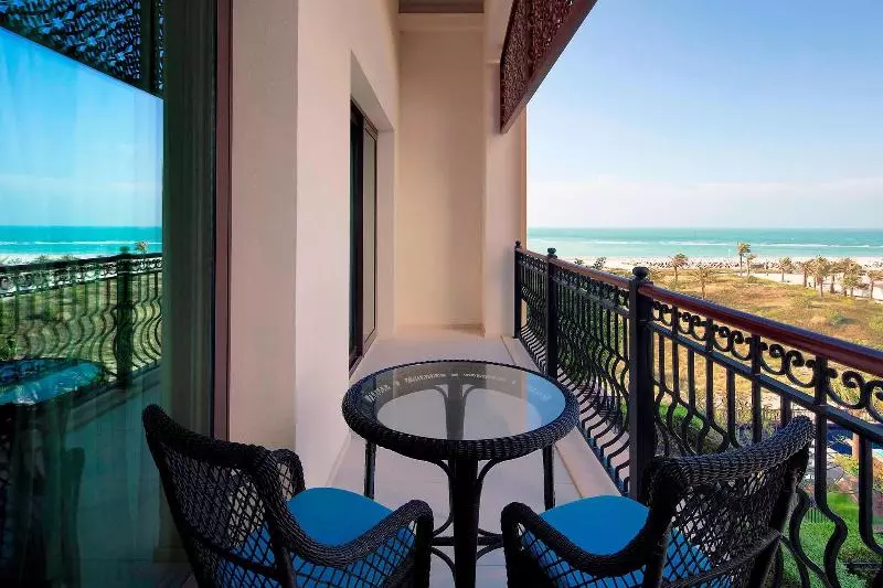 キングサイズベッドのスイートルーム, The St. Regis Saadiyat Island Resort, Abu Dhabi