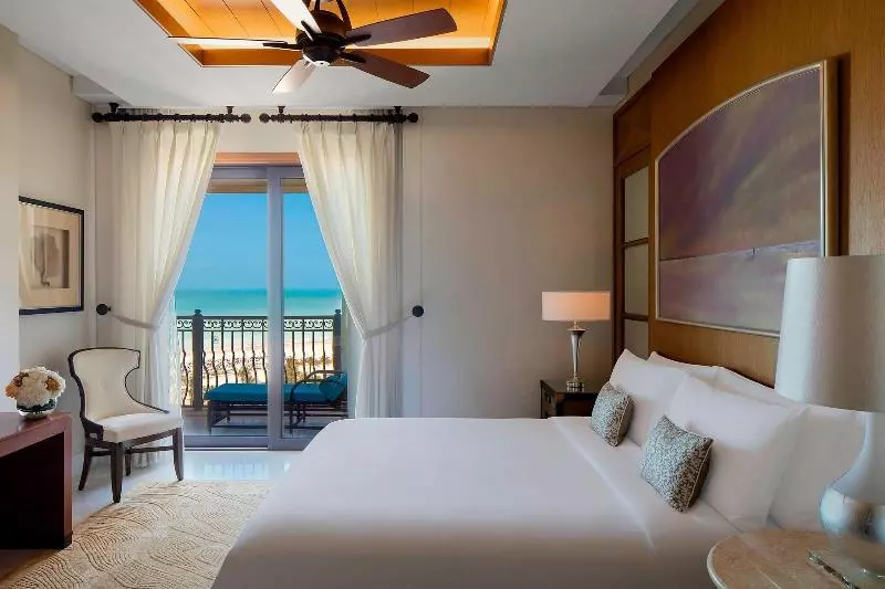 キングサイズベッドのスイートルーム, The St. Regis Saadiyat Island Resort, Abu Dhabi