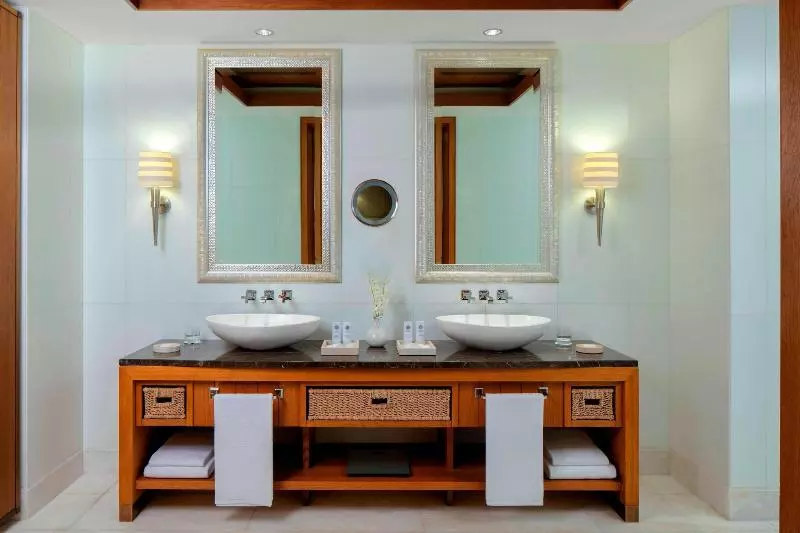 キングサイズベッドのスイートルーム, The St. Regis Saadiyat Island Resort, Abu Dhabi