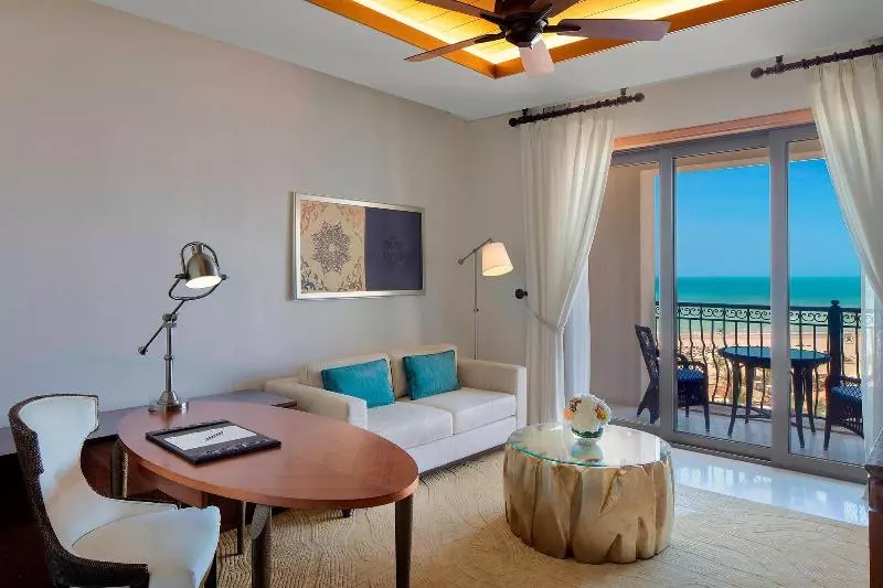 キングサイズベッドのスイートルーム, The St. Regis Saadiyat Island Resort, Abu Dhabi
