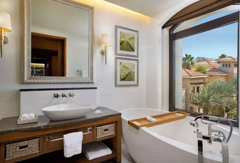 オーシャンビューのプレミアムルーム。, The St. Regis Saadiyat Island Resort, Abu Dhabi