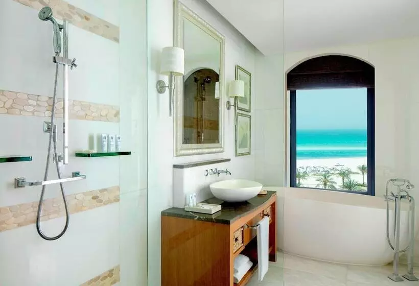 オーシャンビューのプレミアムルーム。, The St. Regis Saadiyat Island Resort, Abu Dhabi