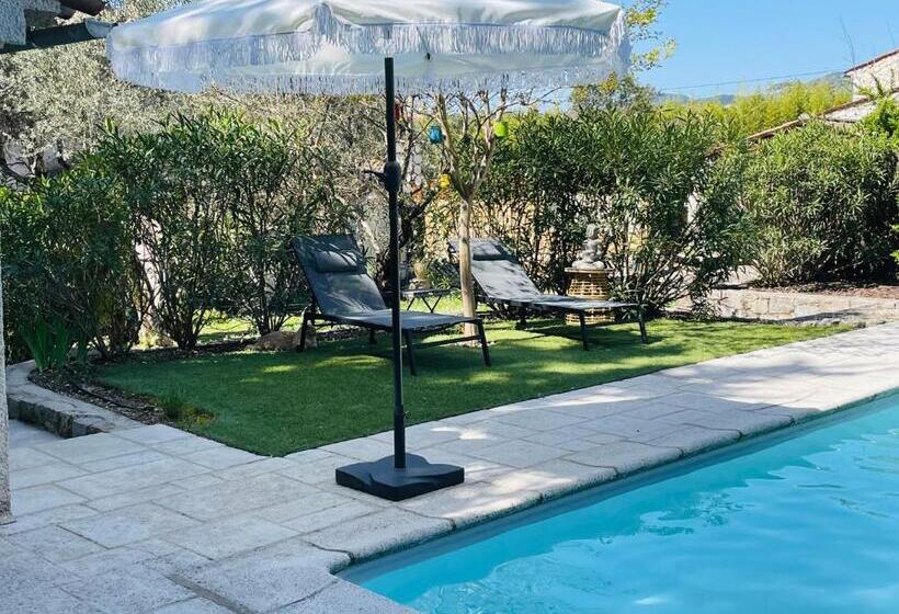 غرفة قياسية مطلّة علي حمام السباحة, Mas Lou Piastoun