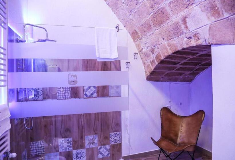 סוויטה עם ג'קוזי, The Bridge Suites