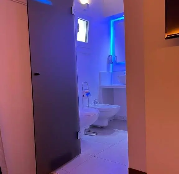 اتاق استاندارد, The Bridge Suites