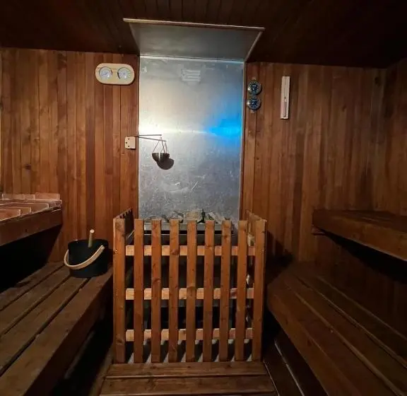 سوییت سوپریور, The Bridge Suites