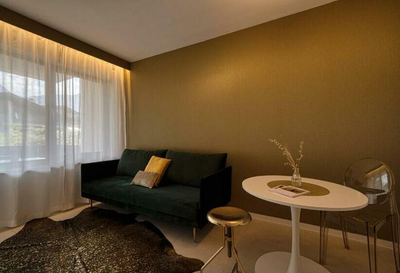 סוויטה, Goldfinger + Suites