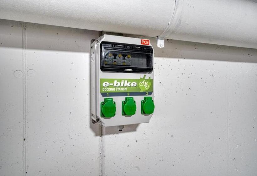 דירת חדר, Goldfinger + Suites