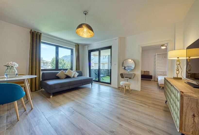 דירת חדר, Goldfinger + Suites