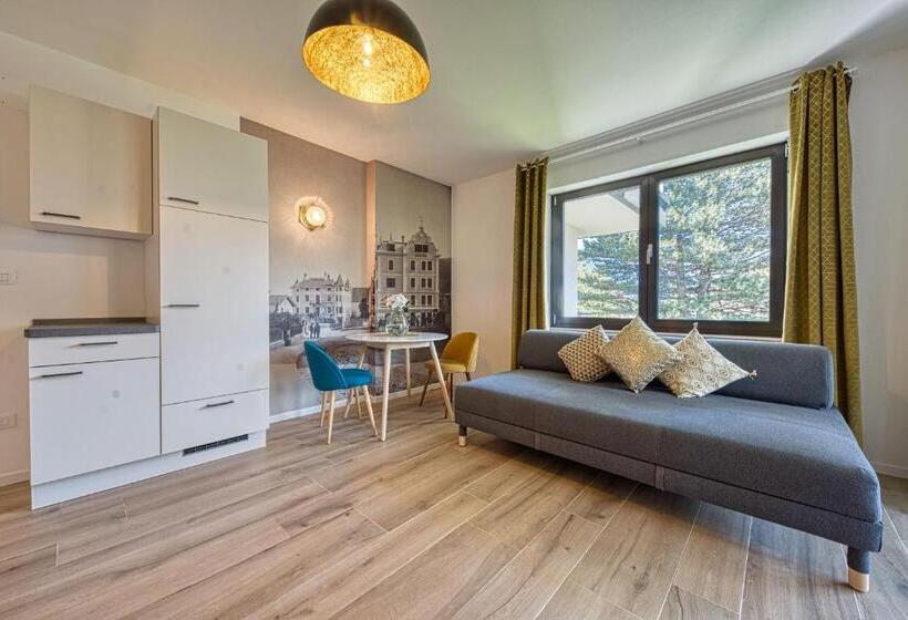 דירת חדר, Goldfinger + Suites