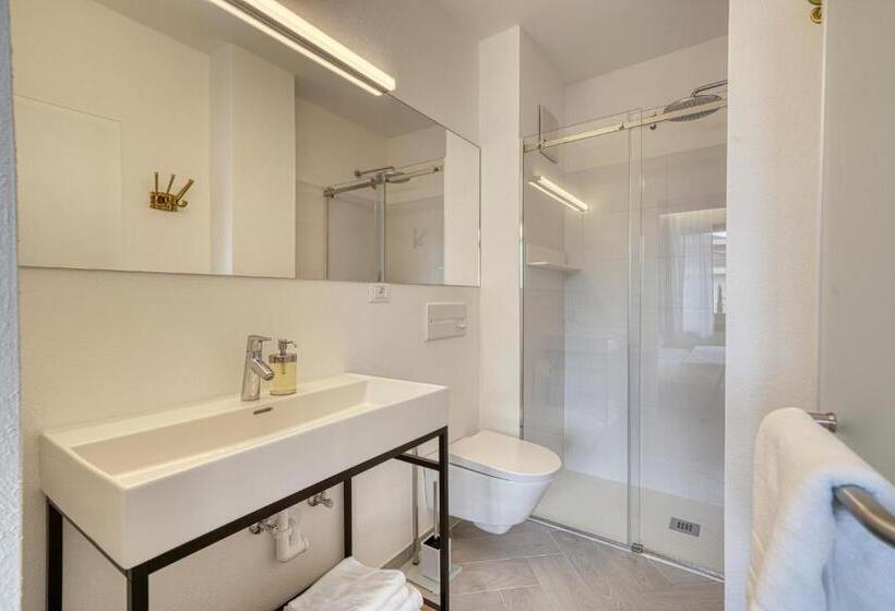 חדר סטנדרט, Goldfinger + Suites