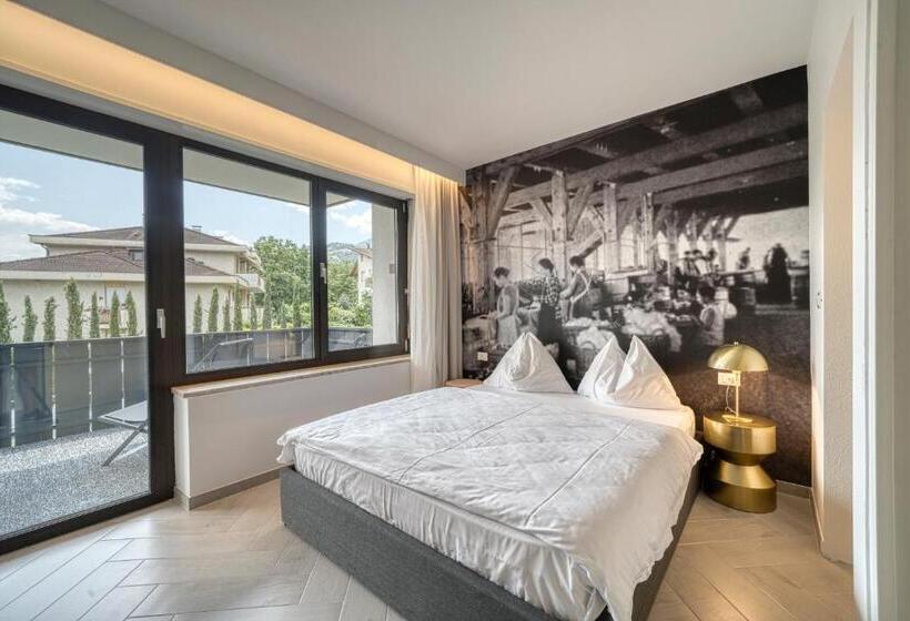 חדר סטנדרט, Goldfinger + Suites