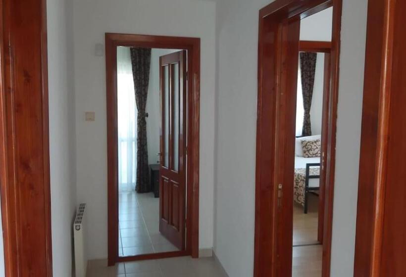 דירת שלושה חדרים, Ionela