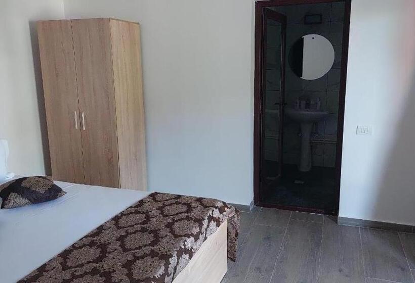 חדר סטנדרט לשלושה עם טרסה, Ionela