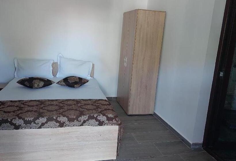 חדר סטנדרט לשלושה עם טרסה, Ionela