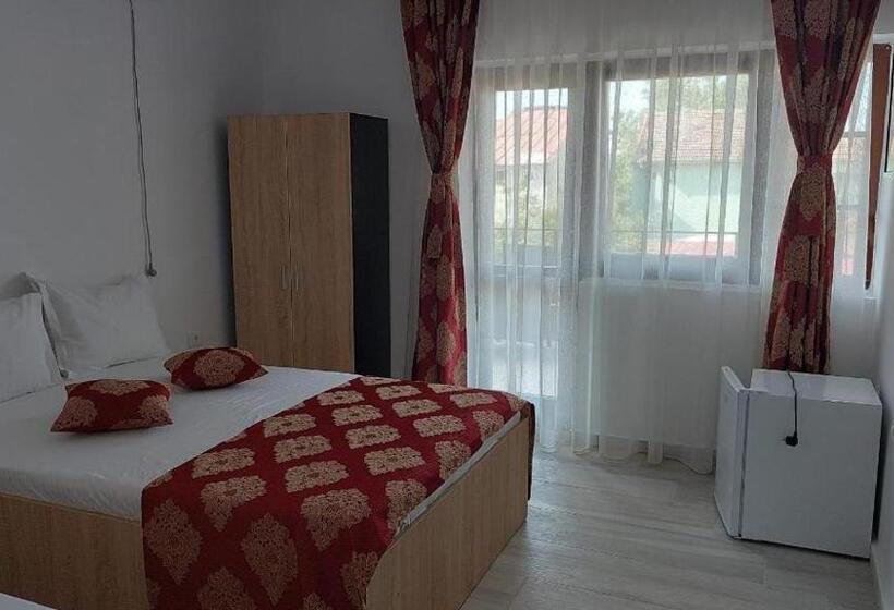 חדר סטנדרט לשלושה עם טרסה, Ionela