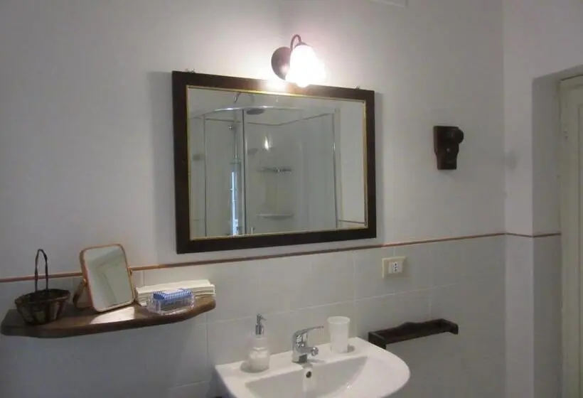 スタンダードトリプルルームの外観-バスルーム, Dimora Il Palazzetto
