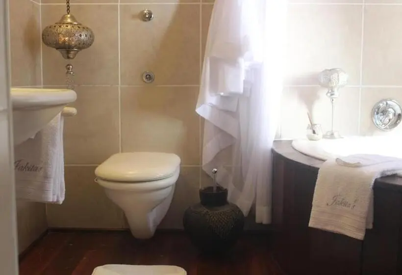 デラックススイート, Jakita S Guest House