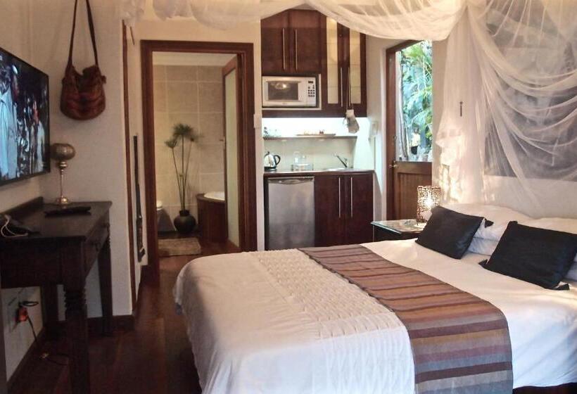 سوییت لوکس, Jakita S Guest House