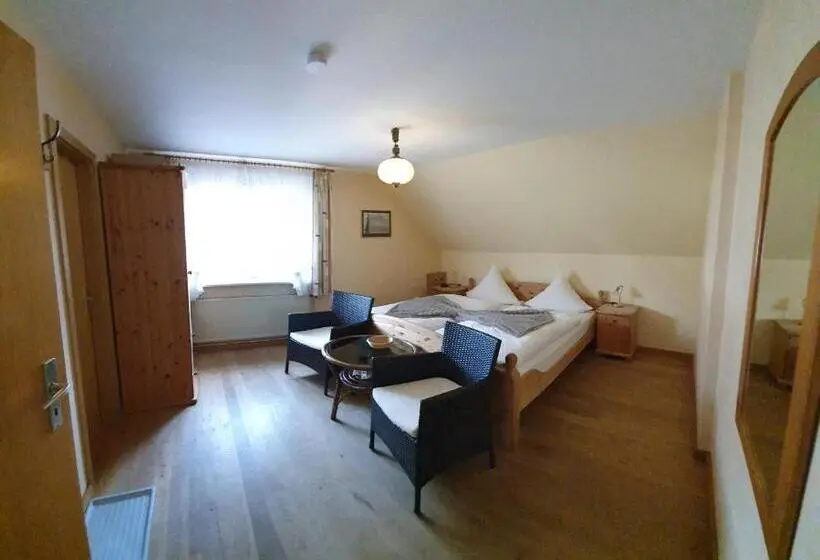 Standard Kolmen Hengen Huone, Pension Bergfrieden